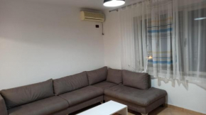 Lovely 2 bedroom Adora's apartament with patio